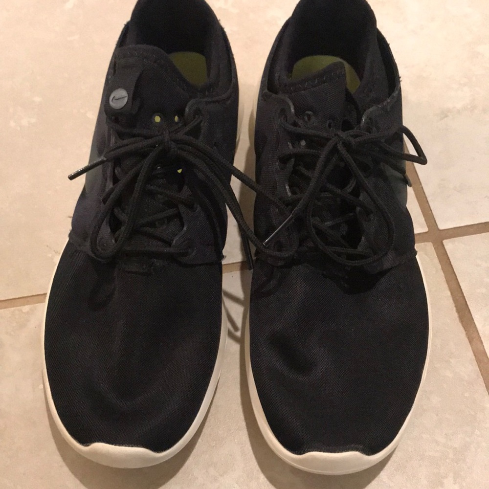 Women’s Nike roshe sneaker!